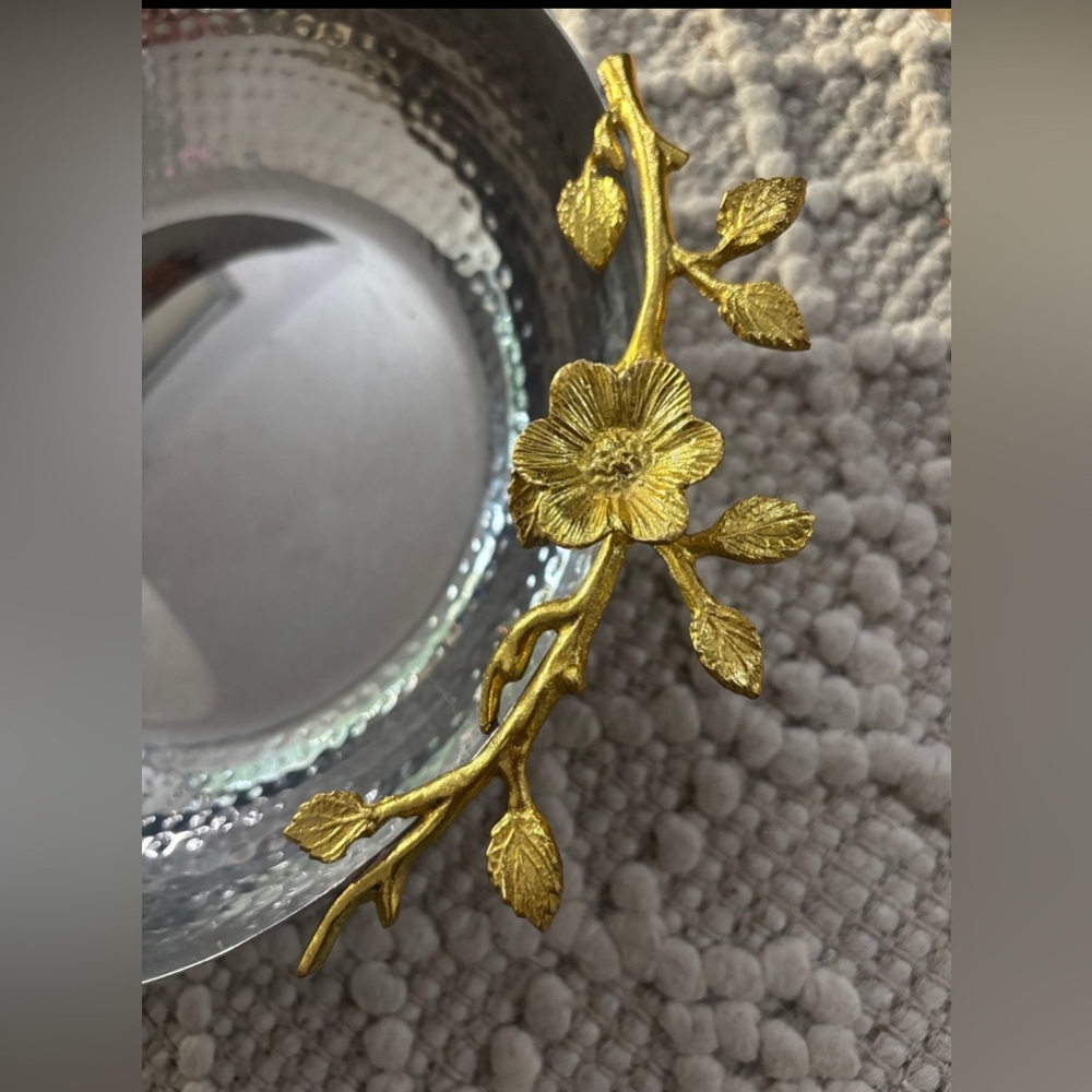 Serving bowl with gold flowers details